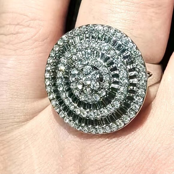 Stunning Silver Cubic Zirconia Multi Stone Fashion Ring - Picture 4 of 4